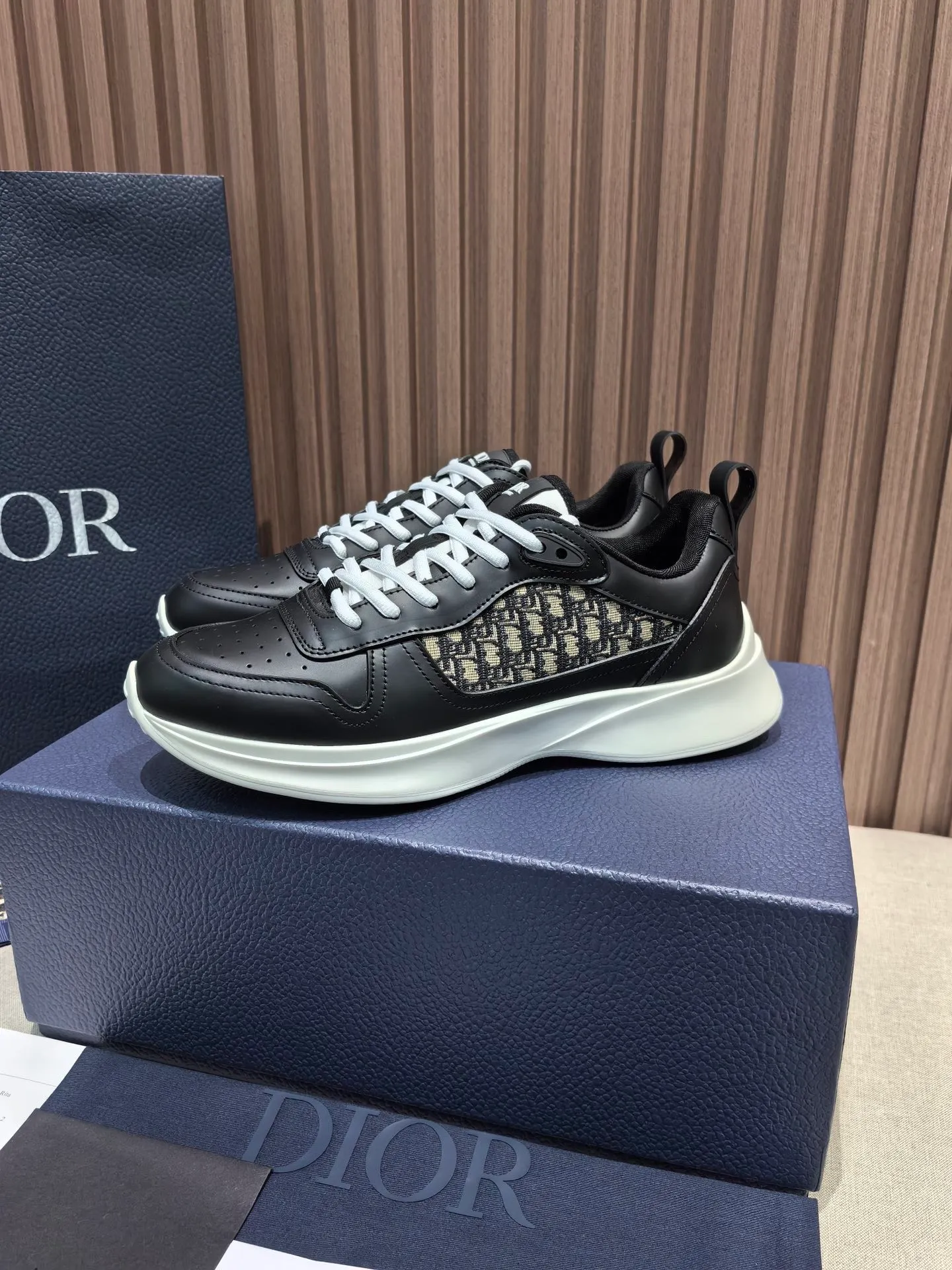 Factory price: 440💰 🔍Top purchasing agent🇮🇹 Dior's super-popular sports shoes, popular for street men, are synchronized with the new product counters. The uppers are made of Italian original imported cowhide and matched with D's customized fabrics. It is a must-have for fashionistas. The complex craftsmanship is perfectly reproduced. Imported soft cowhide foot pads, soles: original soles specially provided by the original factory, exclusive movable molded soles are super comfortable, original factory follow-up goods, 🔍🔍high quality, you can enter and exit the counter at will, welcome to compare, code number 38-45 (46 can be customized and cannot be returned or exchanged)